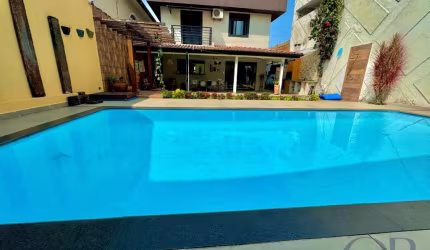 CASA COM PISCINA NO CENTRO DE UBATUBA