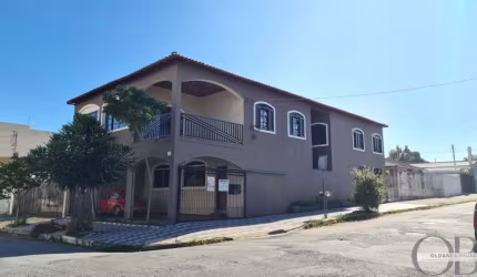 CASA COM 5 DORMITÓRIOS EM GUARATINGUETÁ.