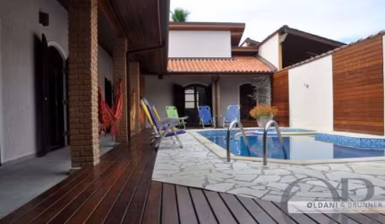 CASA DE ALTO PADRÃO DENTRO DE CONDOMINIO FECHADO.