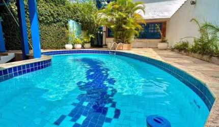 SOBRADO COM 4 DORMITÓRIOS E PISCINA NO SACO DA RIBEIRA.