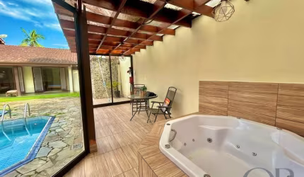 CASA DENTRO DE CONDOMINIO COM 3 DORMITÓRIOS.