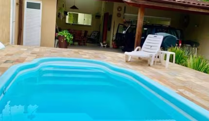 EXCELENTE SOBRADO COM 4 SUÍTES APENAS 250 METROS DA PRAIA DAS TONINHAS.