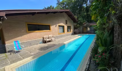 CASA TÉRREA COM 2 DORMITÓRIOS MAIS 3 EDÍCULAS NA PRAIA VERMELHA DO CENTRO.