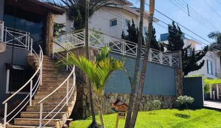 Casa de Luxo em Aruã - 3 Suítes e Área de 247m²