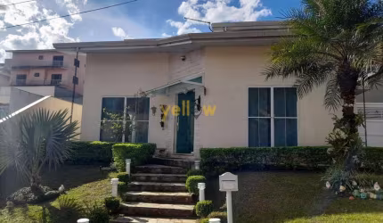 Luxuosa Casa em Arujá Country Club: 4 Suítes e 6 Banheiros
