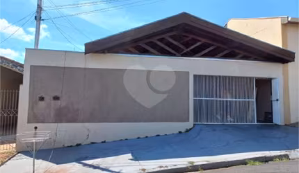 Casa térrea com 3 dormitórios, sendo 1 suíte.