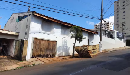 Casa térrea com 5 dormitórios, sendo 2 suítes.