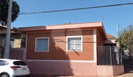 Linda casa no centro com 3 quartos.