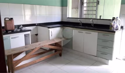 Casa térrea no Condomínio Samambaia.