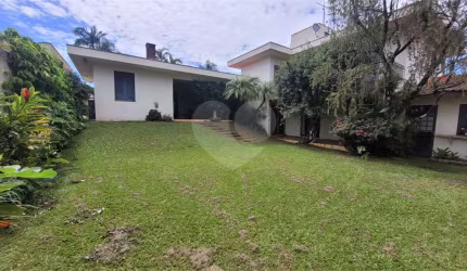 Casa à Venda . Aceita Permuta por Apto. ou Casa ,em Condomínio na Cidade São Paulo ou Bauru.