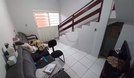 Sobrado com 5 dormitórios.