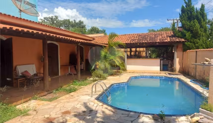 Casa térrea com piscina no Residencial Samambaia.