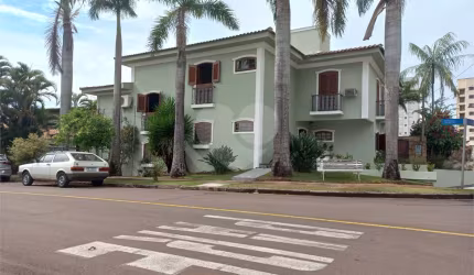 Sobrado no Condomínio Faber I .