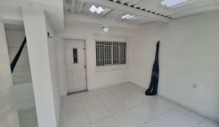 CASA TERREA COM 2 DORMITORIOS FL26