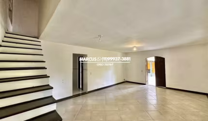 Casa Assobradada com Varanda, Quintal e Anexo com Churrasqueira. FL23