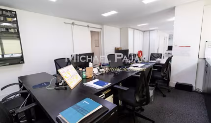 Conjunto comercial com 240m²