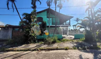 Sobra com edicula frente mar com 4 dorm. e 1 suíte