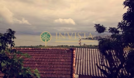 Vista mar, 3 quartos sendo 1 suíte e amplo quintal com 4 vagas no Saco dos Limões - À venda em Florianópolis
