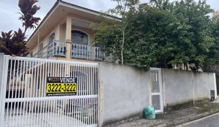 6 quartos sendo 2 suítes, amplo quintal e 2 vagas em Capoeiras - Á venda em Florianópolis