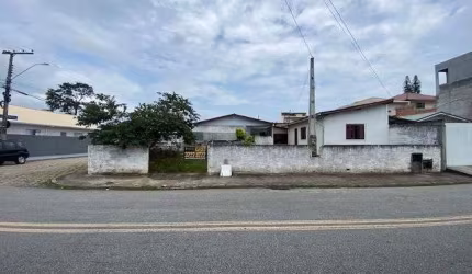 Casa residencial com 2 quartos localizada próximo ao Estádio Orlando Scarpelli.