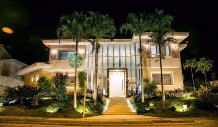 Casa alto padrão no Amoraeville - À venda em Jurerê.