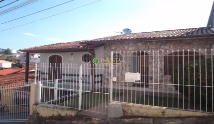 À venda em Coqueiros, Florianópolis! Casa com 4 quartos, espaço gourmet e 2 vagas de garagem.