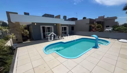 Bela casa com piscina, poucos metros da beira mar, á venda em Arroio do Sal.
