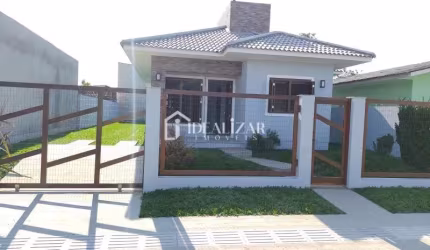 Casa com 4 dormitórios, apenas 450 metros do mar, no bairro Malinsky
