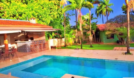 Linda casa colonial com 3 Suítes ,Piscina, Spa Jaccuzzi, Área de Churrasco com conjunto de churrasqueira, forno e fogão a lenha. Edícula de 50 metros