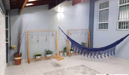 Sobrado parcialmente mobiliado no Bairro Santa Terezinha - Centro.