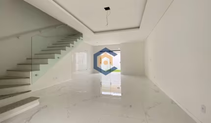 Casa Sobrado com 1 suíte mais 2 quartos no Bairro Bom Retiro, Joinville/SC