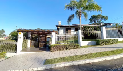 Mansão em Torres com amplo pátio e gourmet com piscina
