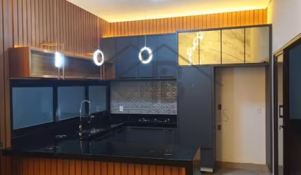 LINDA CASA A VENDA JARDIM MONTE CARLO EM INDAIATUBA/SP, A MENOS DE 5 MINUTOS DO PARQUE ECOLÓGICO!! COZINHA PLANEJADA, 2 DORMITÓRIOS SENDO 1 SUITE.