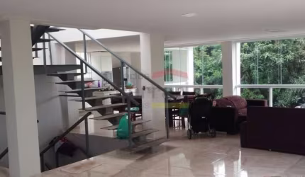LINDA CASA EM CONDOMÍNIO FECHADO  COM 3 SUÍTES E 5 VAGAS PRÓXIMO AO HORTO