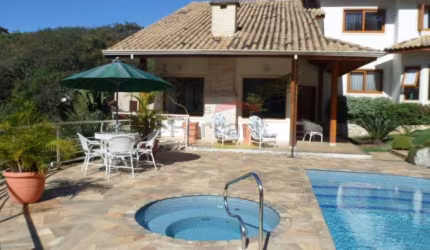 Casa em condomínio fechado com 3 suítes e piscina nas Roseiras em Mairiporã