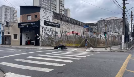 Terreno comercial com 360M², excelente localização e em via de grande fluxo de veículos.