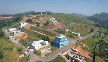 Vende Casa Nova no Condomínio Real Park com Piscina- Santa Isabel