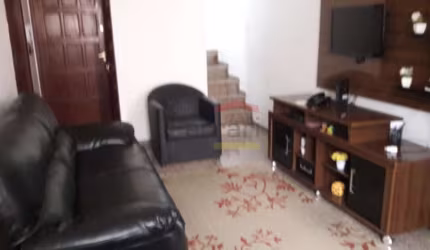 SOBRADO EM CONDOMÍNIO COM 03 DORMITÓRIOS, 01 VAGA DE GARAGEM E CHURRASQUEIRA