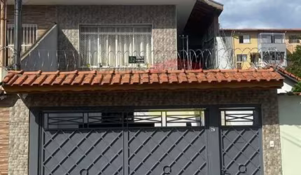 Casa Assobradada com 3 dormitórios sendo 1 suite.