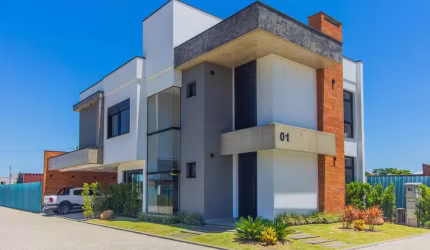 vende sobrado novo em condomínio com 3 suítes em Canoas.