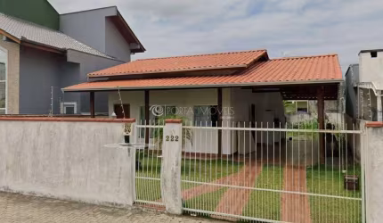 Casa com Ampla Área Externa e Garagem Coberta no Alto Perequê – Porto Belo