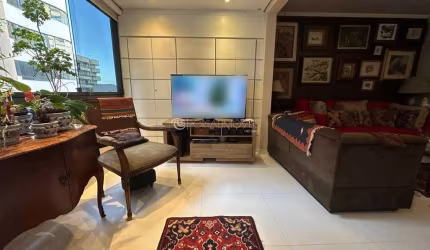 Apartamento Reformado a 150 Metros do Mar: 3 Dormitórios no Residencial Itália, Meia Praia