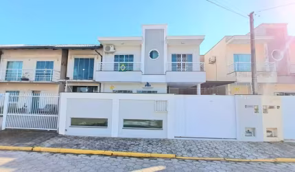 Casa Tipo Sobrado em Navegantes  Quadra Mar
