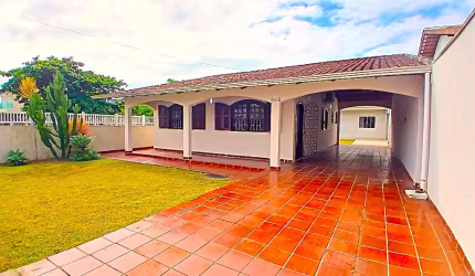 Casa na quadra do mar de 3 dormitórios no Balneário Ipacaraí em Matinhos - Pr