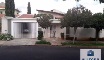 Casa com piscina localizada no Vivendas com 5 dormitórios e 2 vagas de garagem - Próximo a Av José Munia !!