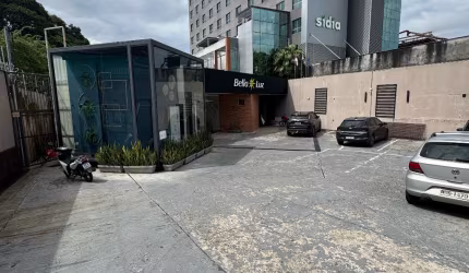 Belíssima Casa comercial - super bem localizada .