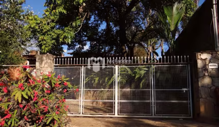 Casa ampla em terreno arborizado