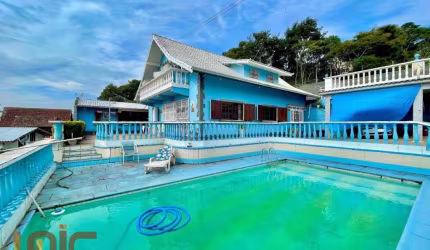 Casa com 4 dormitórios à venda, 250 m² por R$ 900.000,00 - Fazendinha - Teresópolis/RJ