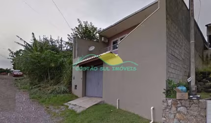 Confortável casa com dois quartos em terreno com duas frentes no Rio Tavares, Florianópolis, SC