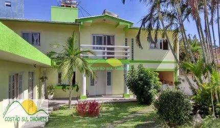 Linda casa com 4 dormitórios, terreno com 1.145m², em rua sem saída e a 400 metros da praia do Morr
